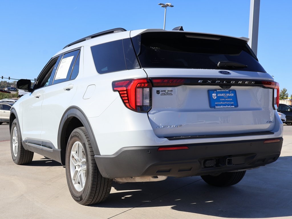 2025 Ford Explorer photo 3