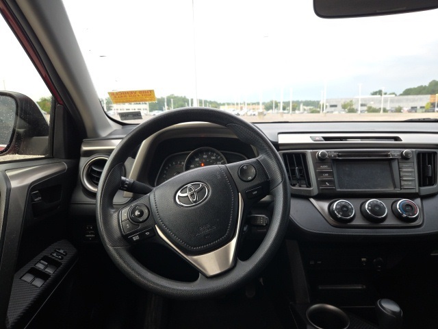 2015 Toyota RAV4 LE photo 12