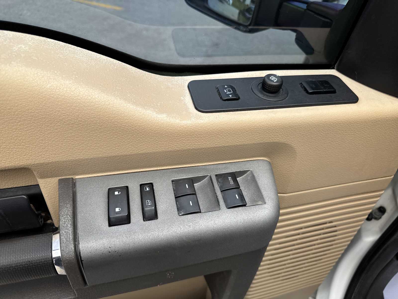 2012 Ford F-350 Lariat photo 18