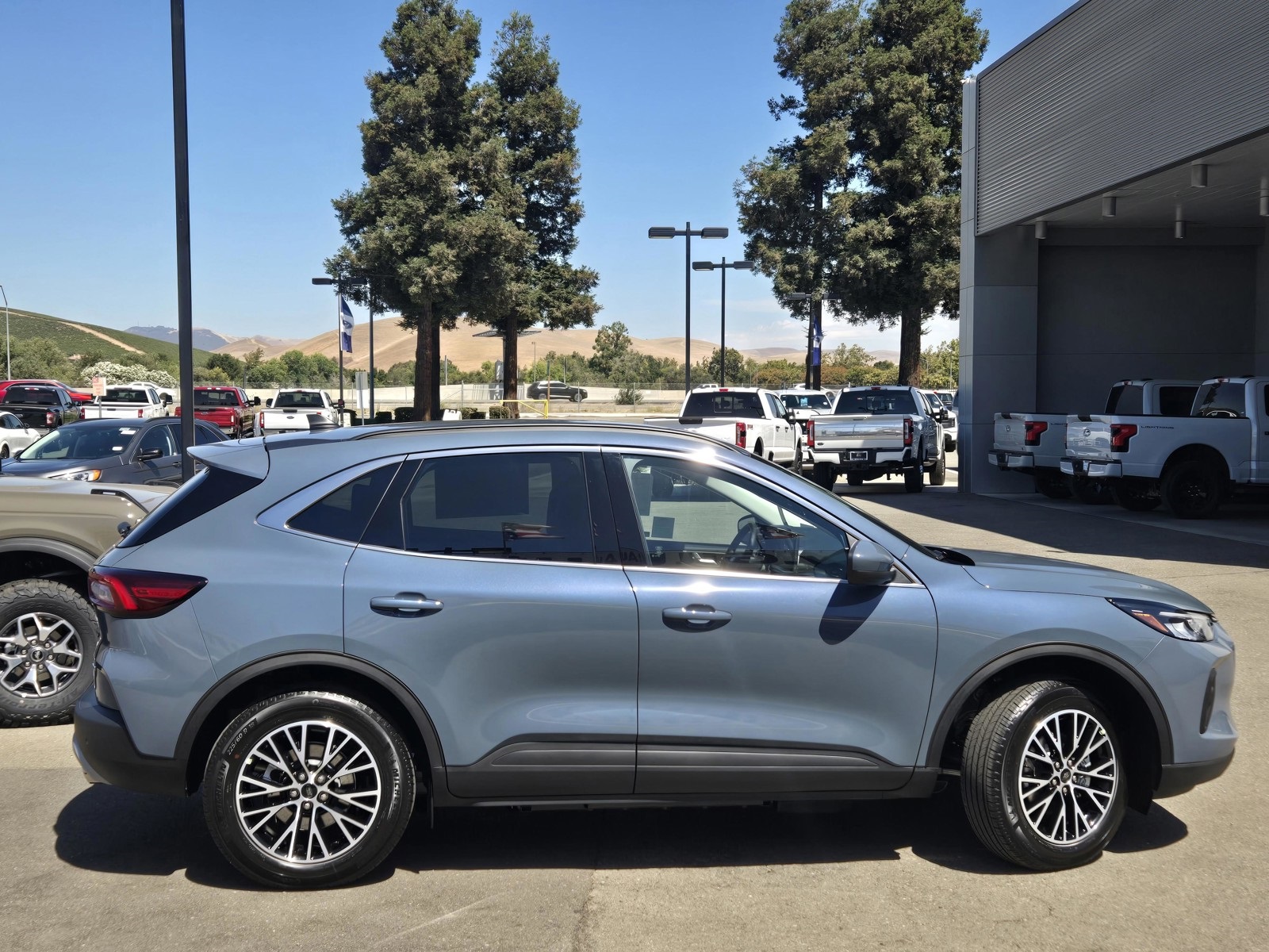 2025 Ford Escape Plug-In Hybrid photo 3