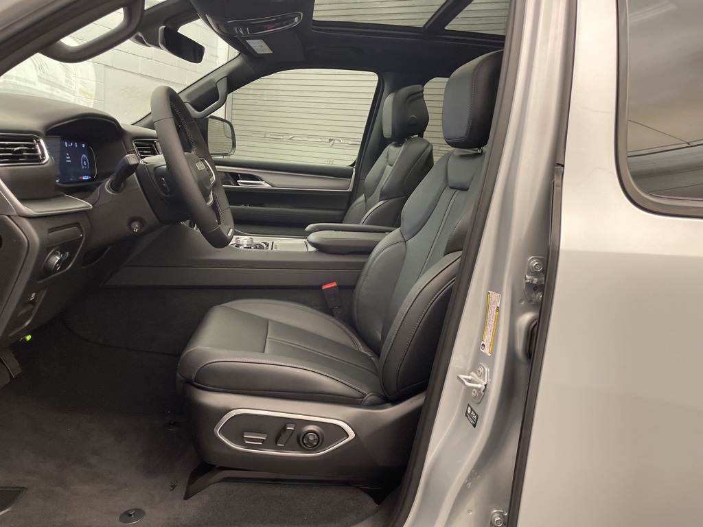 2025 Jeep Wagoneer L Series II photo 13