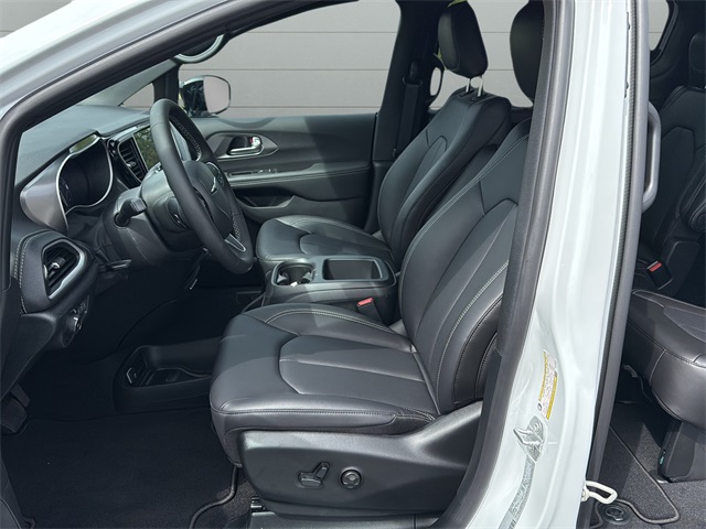 2026 Chrysler Pacifica photo 10