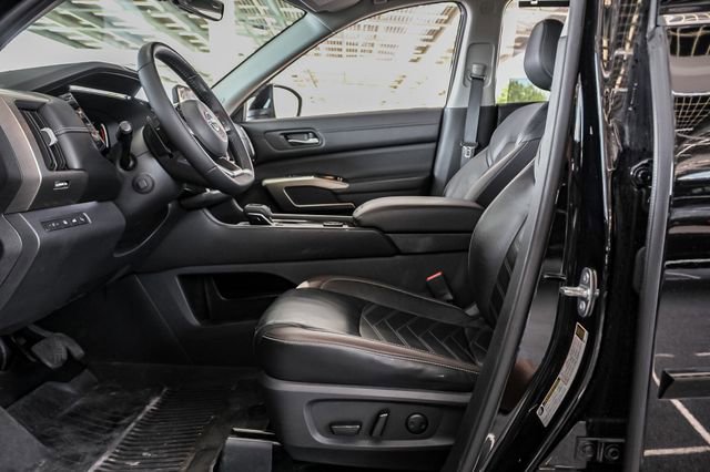 2023 Nissan Pathfinder Platinum photo 8