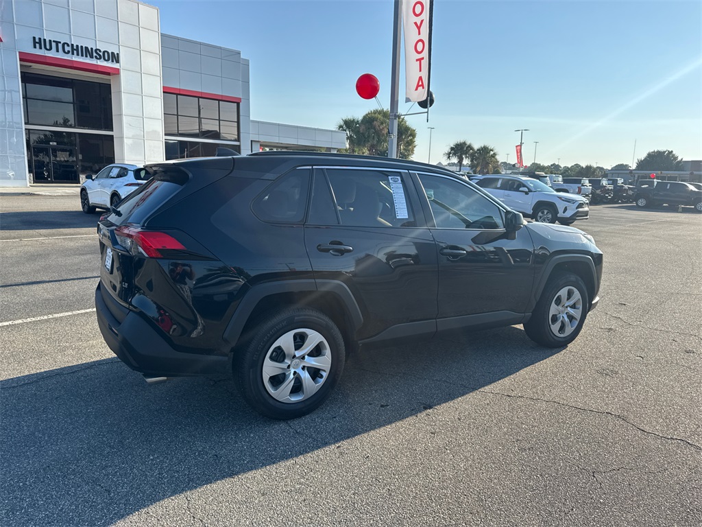 2021 Toyota RAV4 LE photo 3