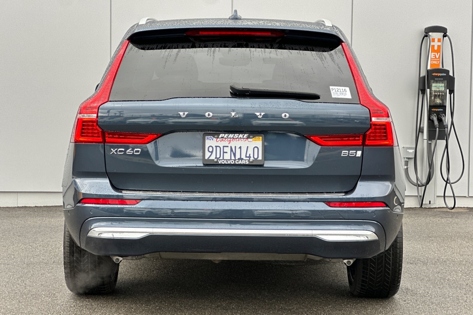 2023 Volvo XC60 B5 Ultimate photo 3