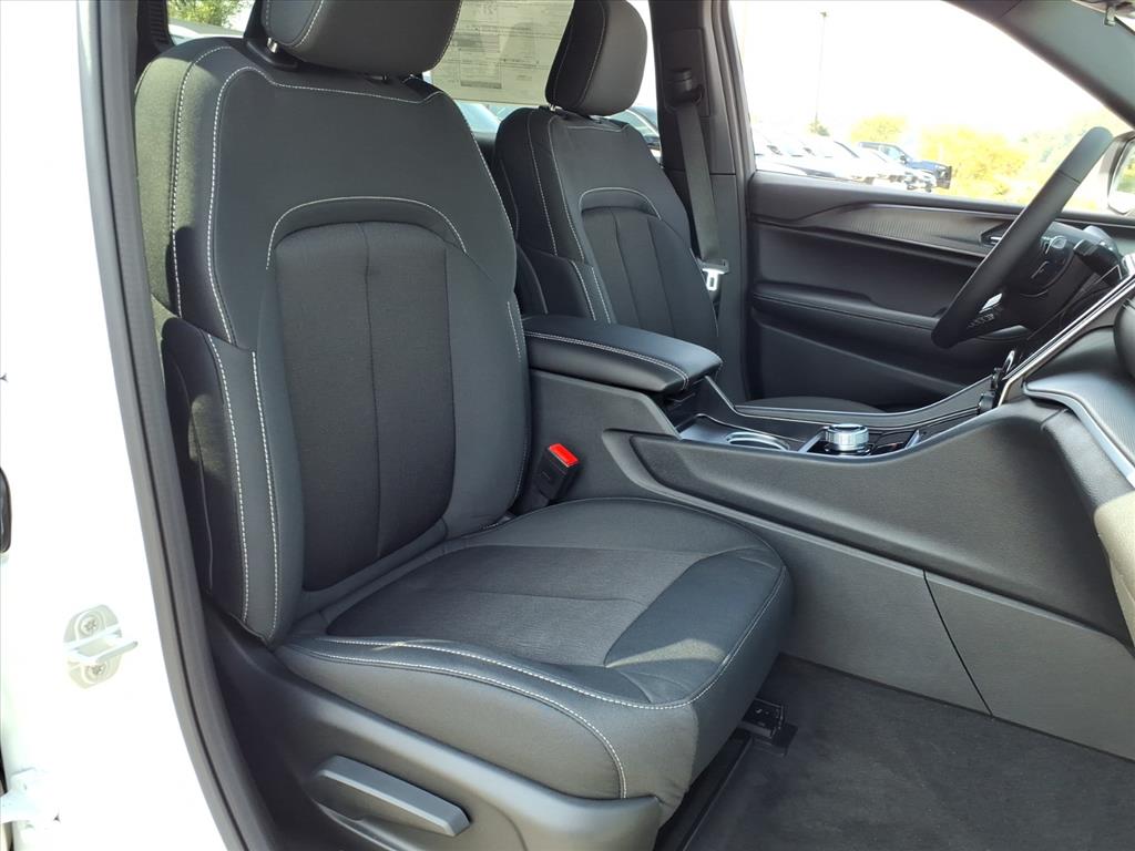 2025 Jeep Grand Cherokee Laredo photo 4