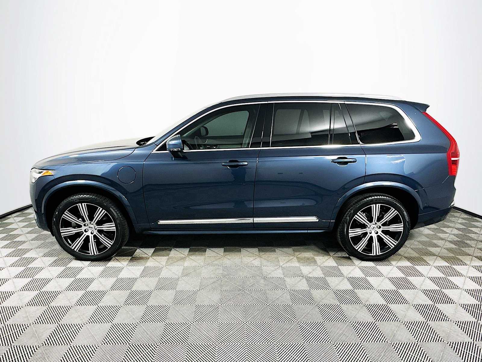 2025 Volvo XC90 T8 AWD Plus photo 4