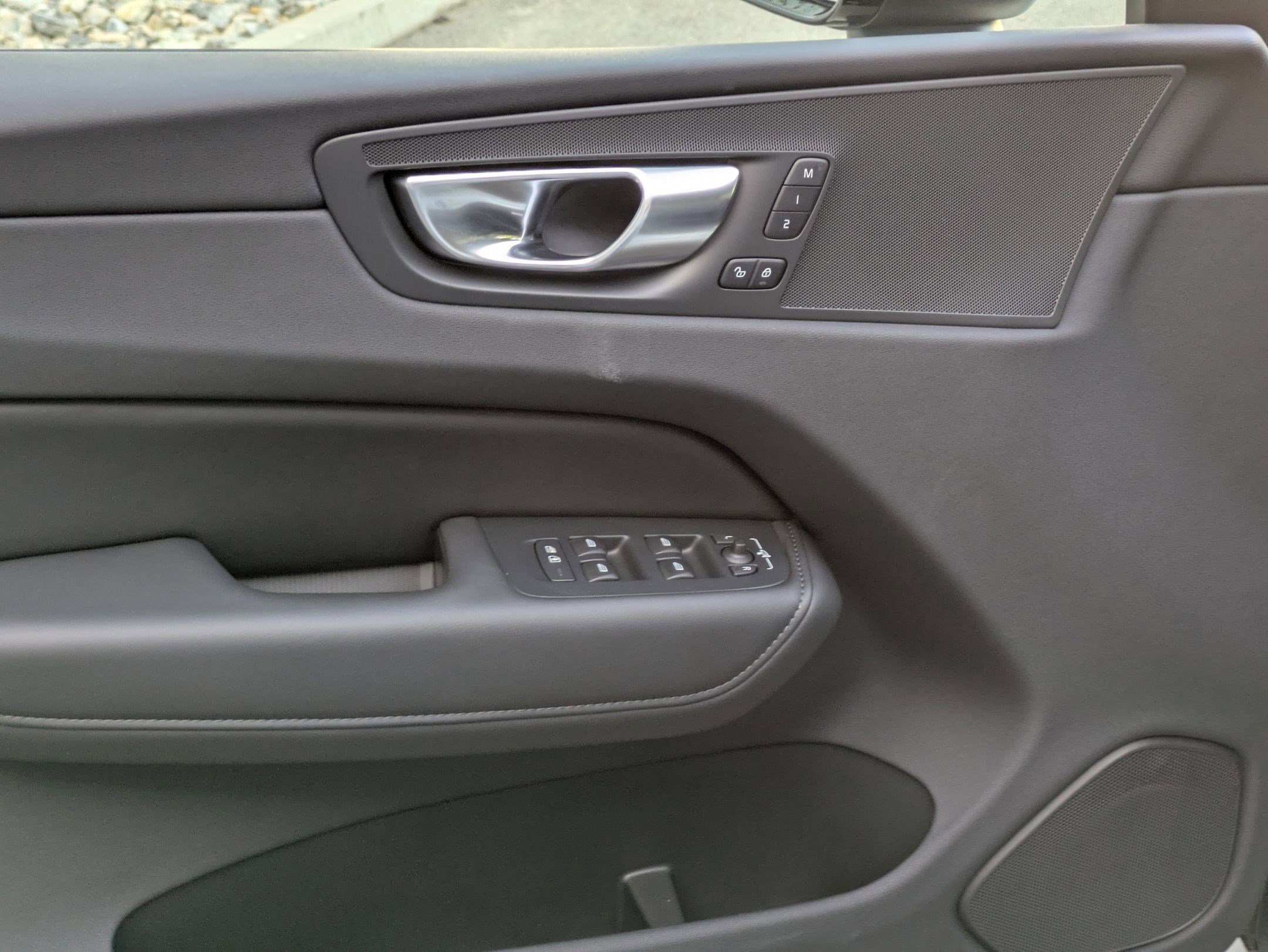 2025 Volvo XC60 Plus photo 12