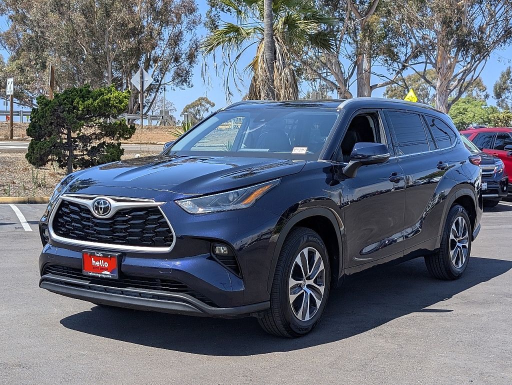 2022 Toyota Highlander XLE photo 2