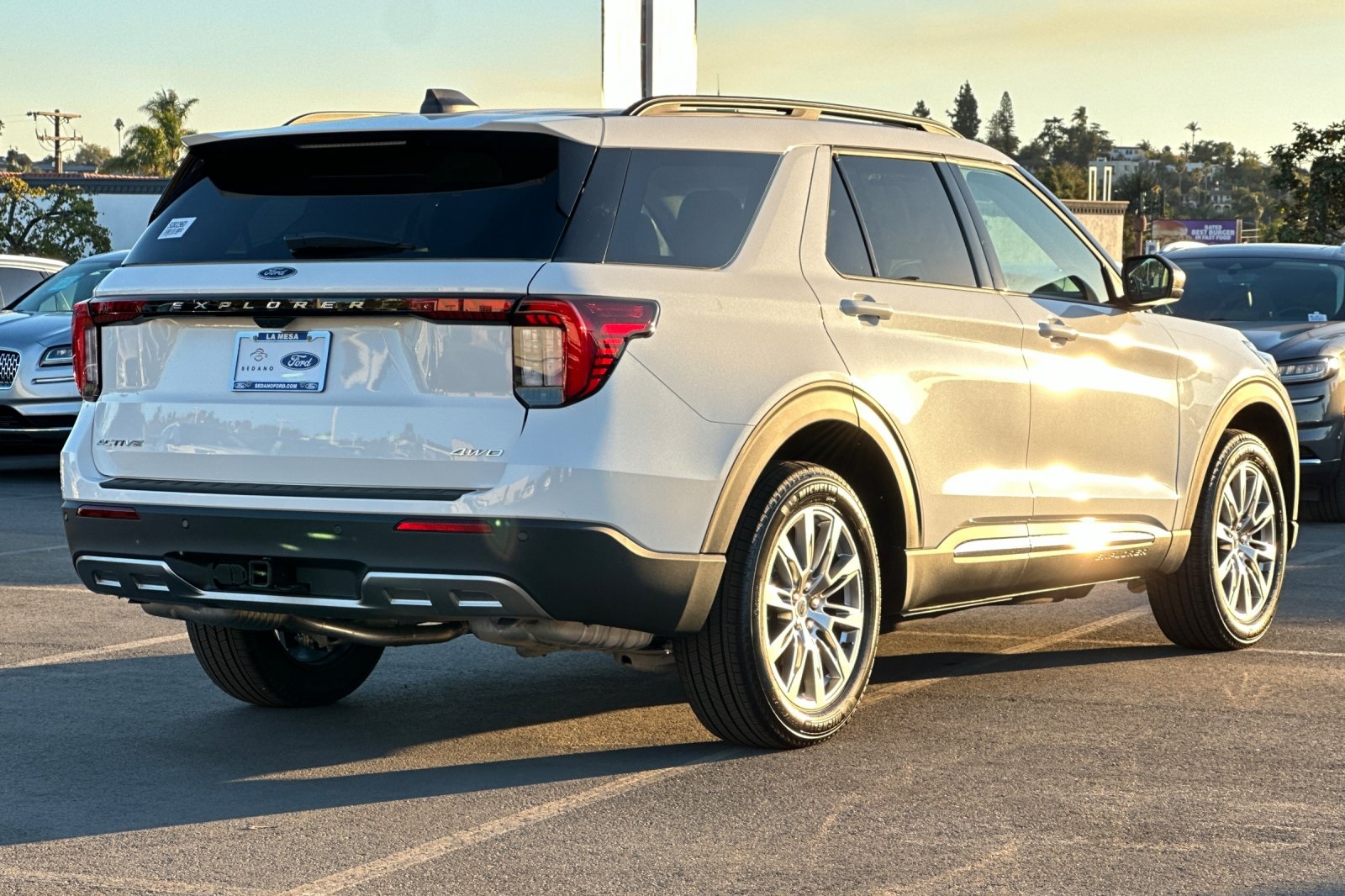 2025 Ford Explorer photo 3