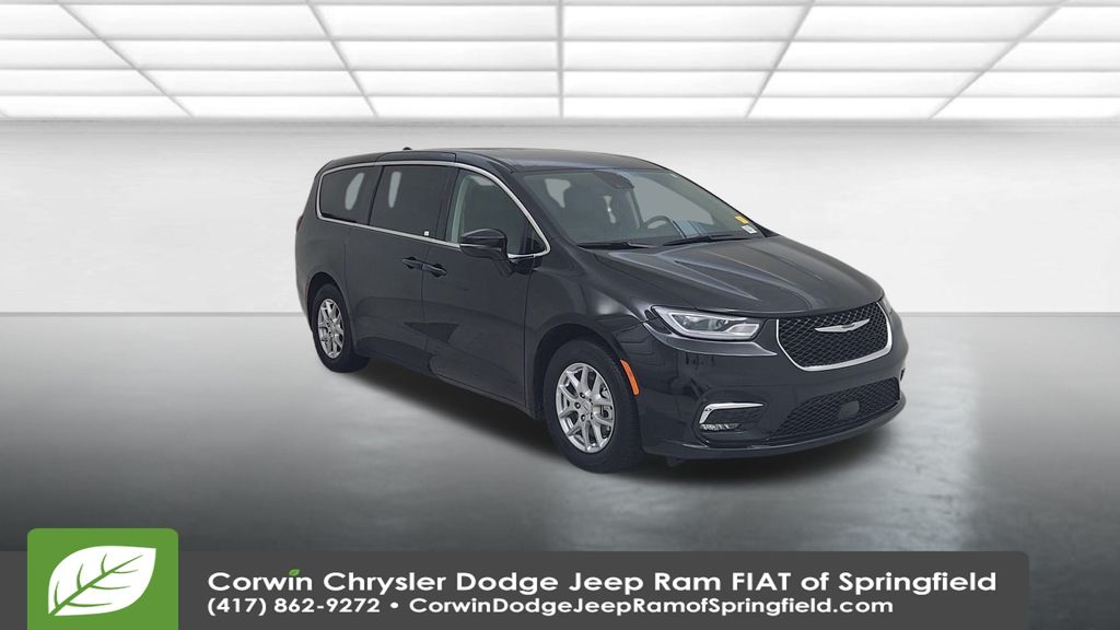 2024 Chrysler Pacifica Touring L photo 3