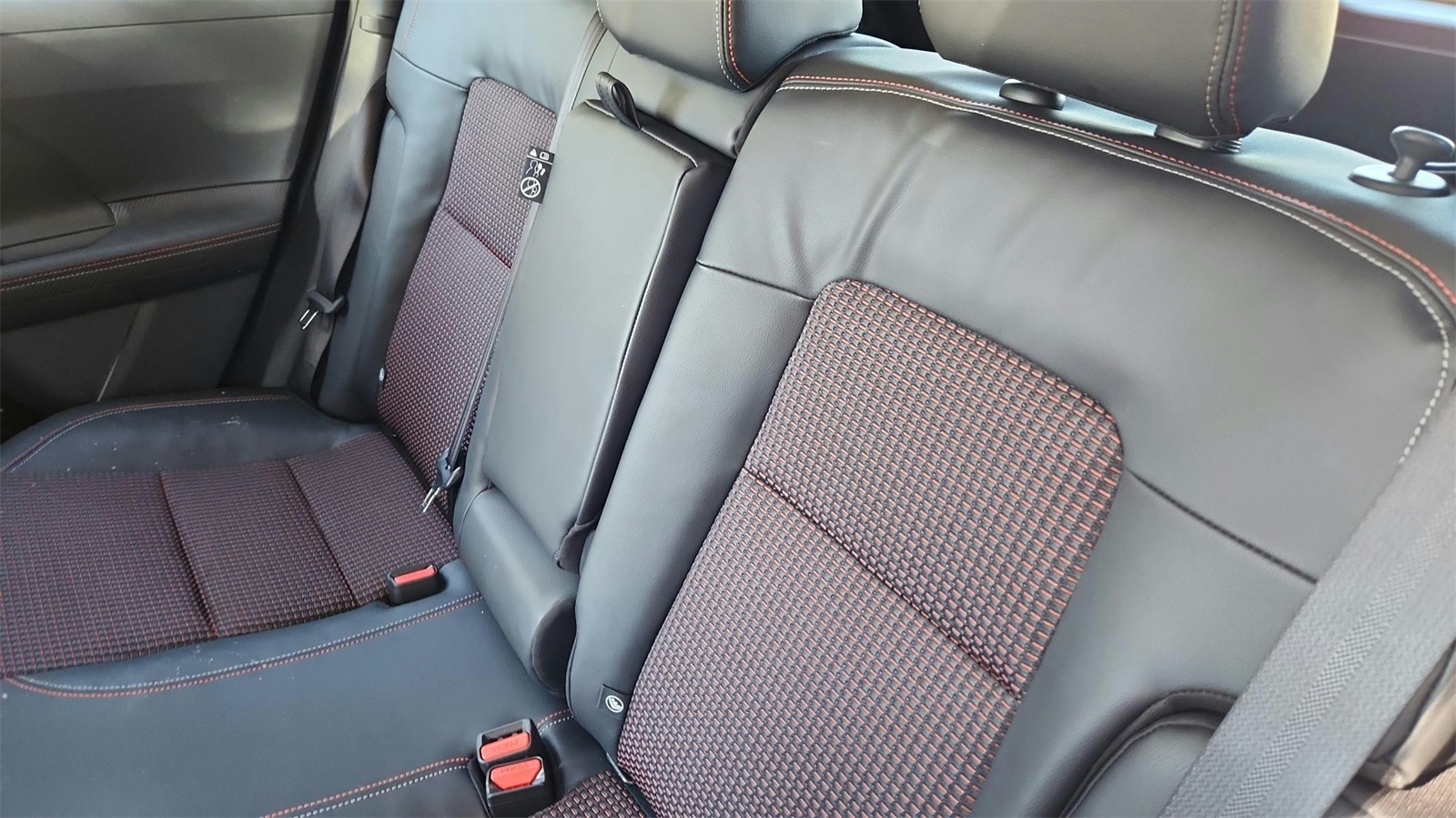 2025 Nissan Kicks SR photo 11