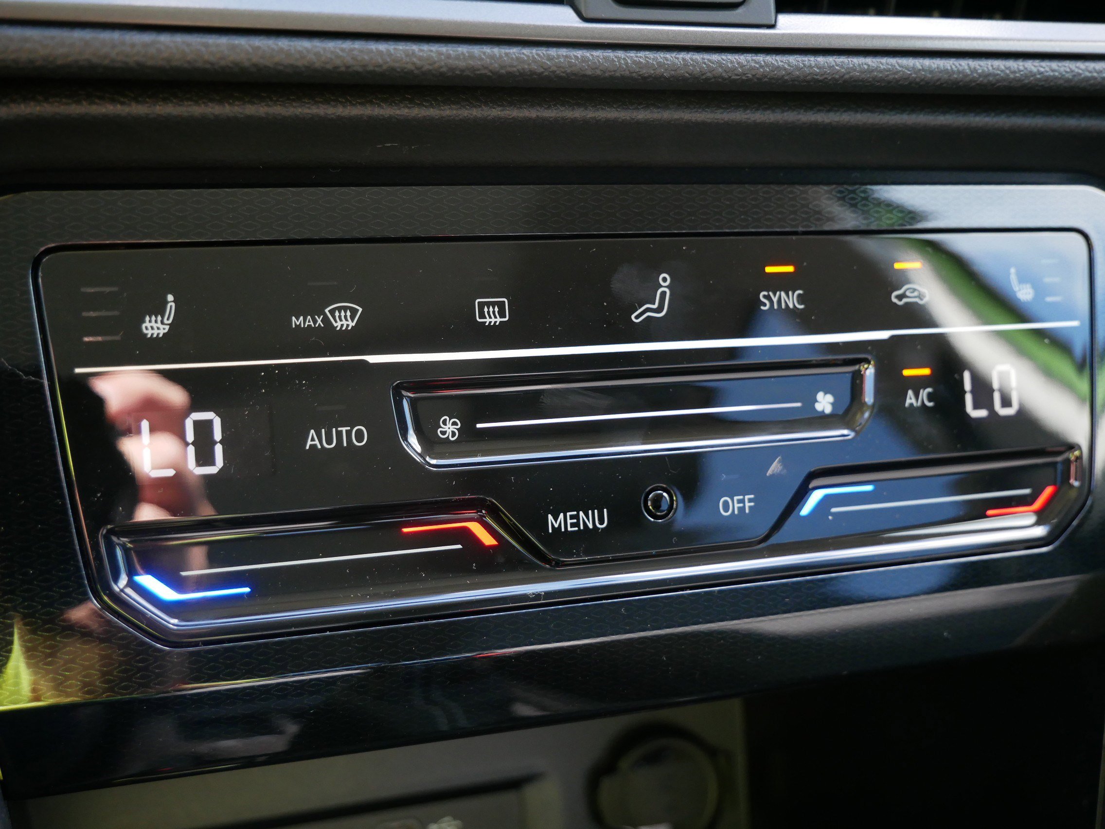 2025 Volkswagen Taos SE photo 9