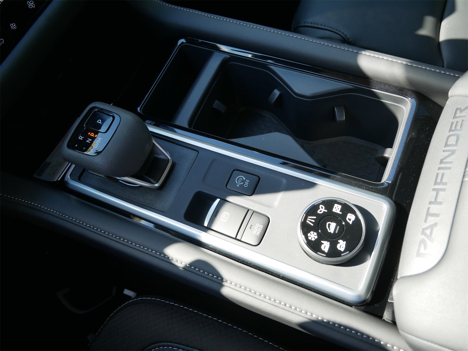 2025 Nissan Pathfinder SL photo 9