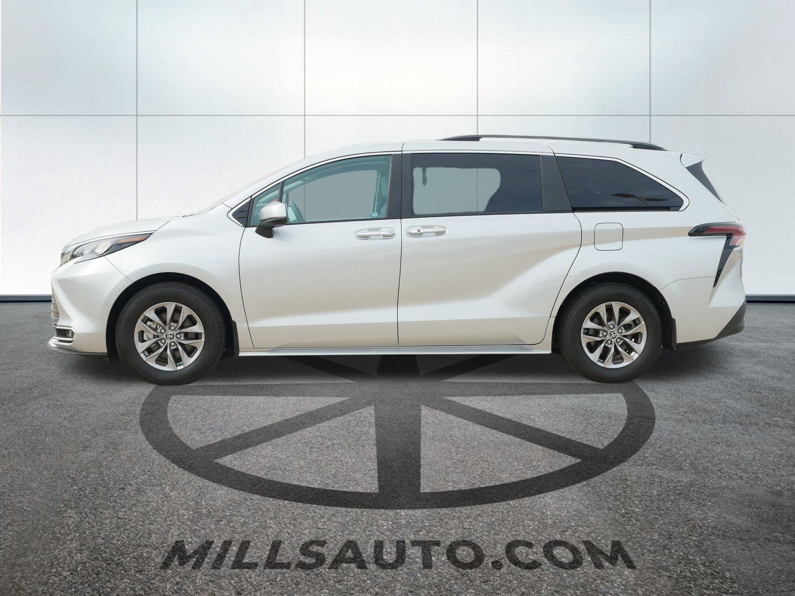 Used 2024 Toyota Sienna XLE with VIN 5TDJSKFC4RS117330 for sale in Willmar, Minnesota