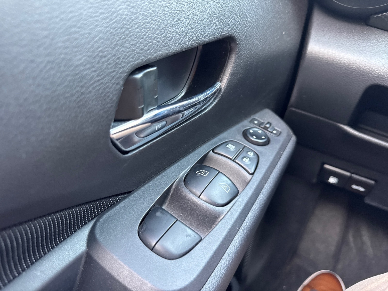 Used 2024 WHITE Nissan SV image 27