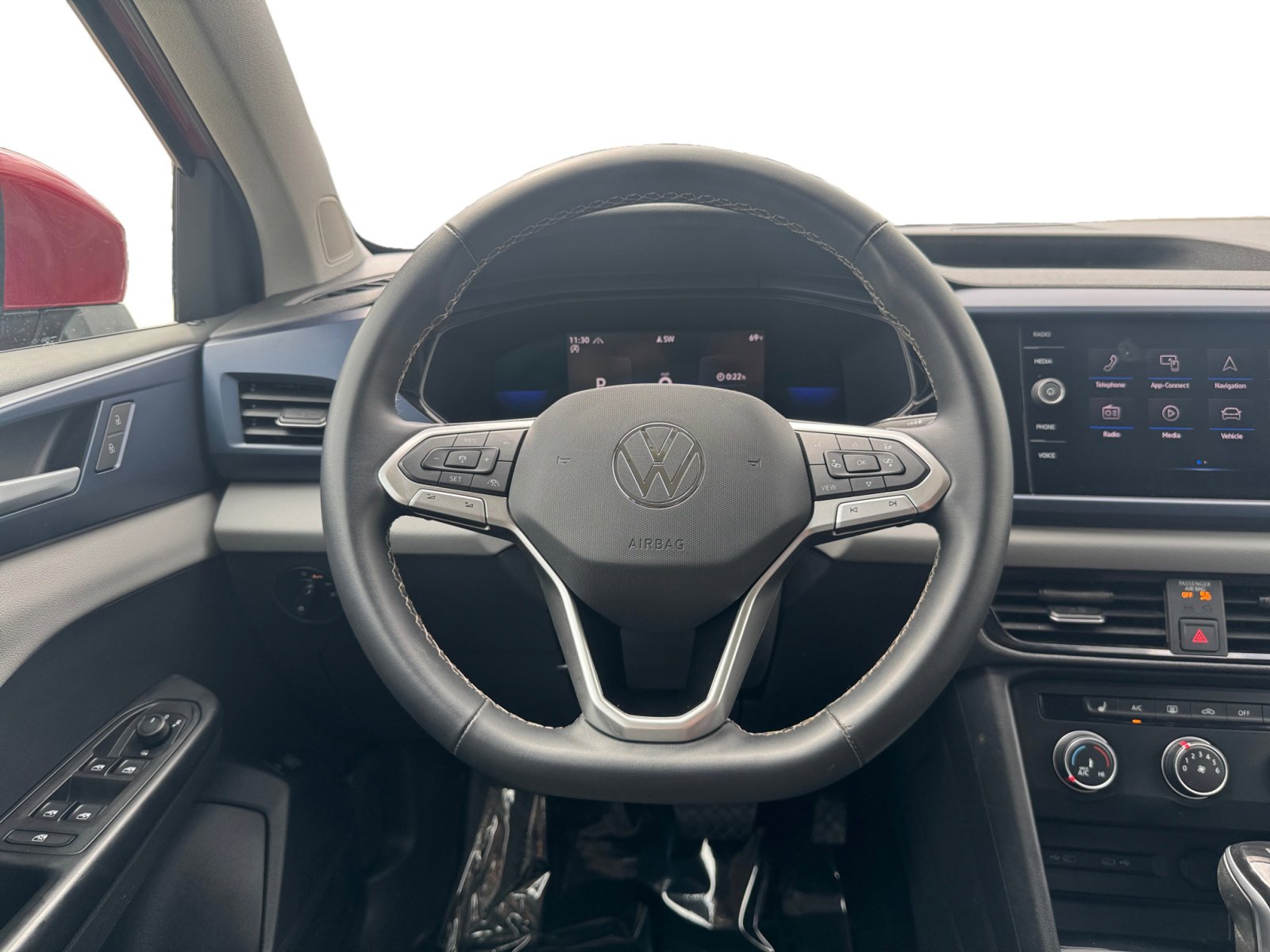 2022 Volkswagen Taos SE photo 3
