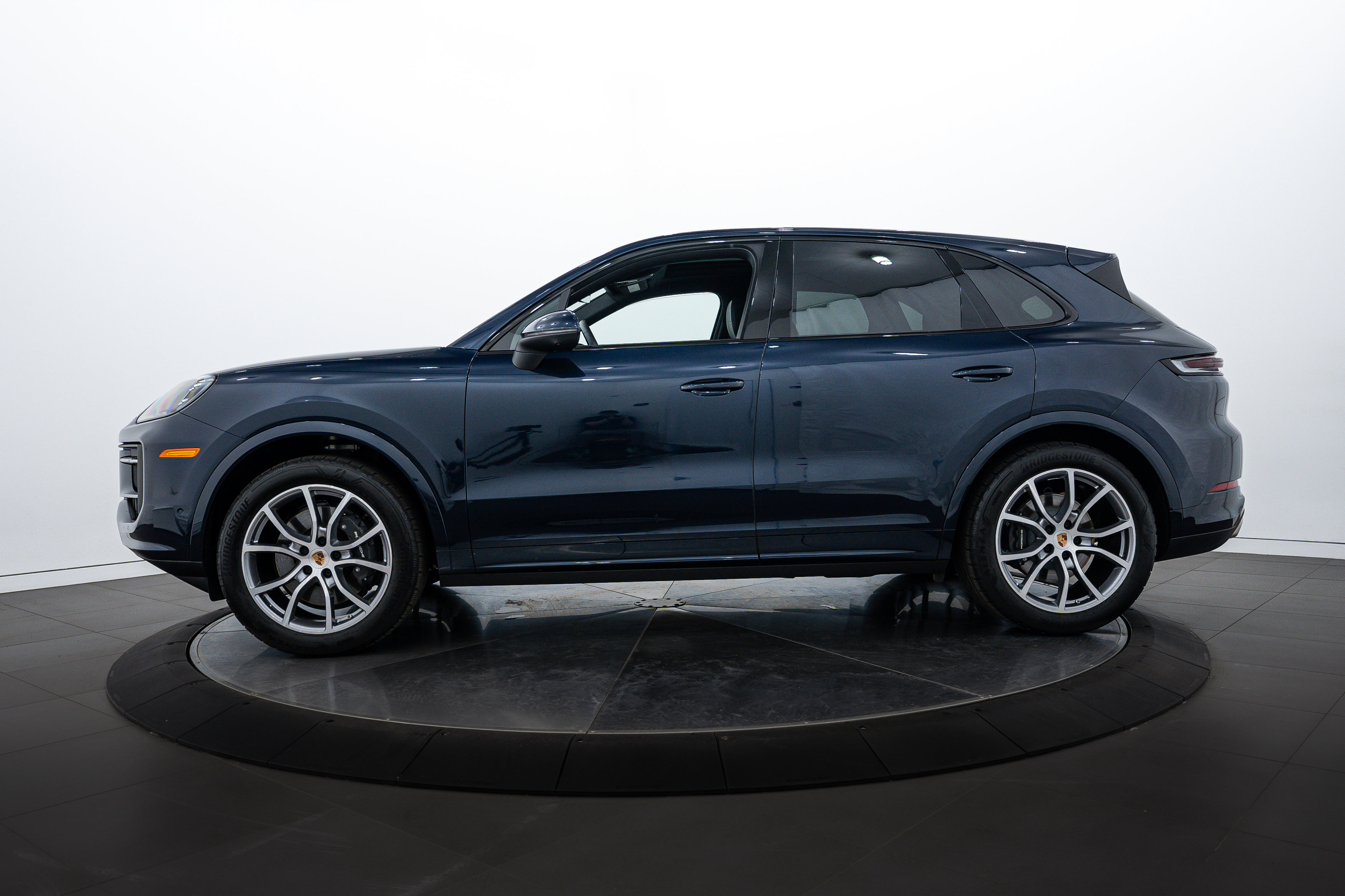 2025 Porsche Cayenne photo 2