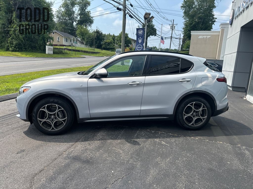 2022 Alfa Romeo Stelvio Ti photo 2