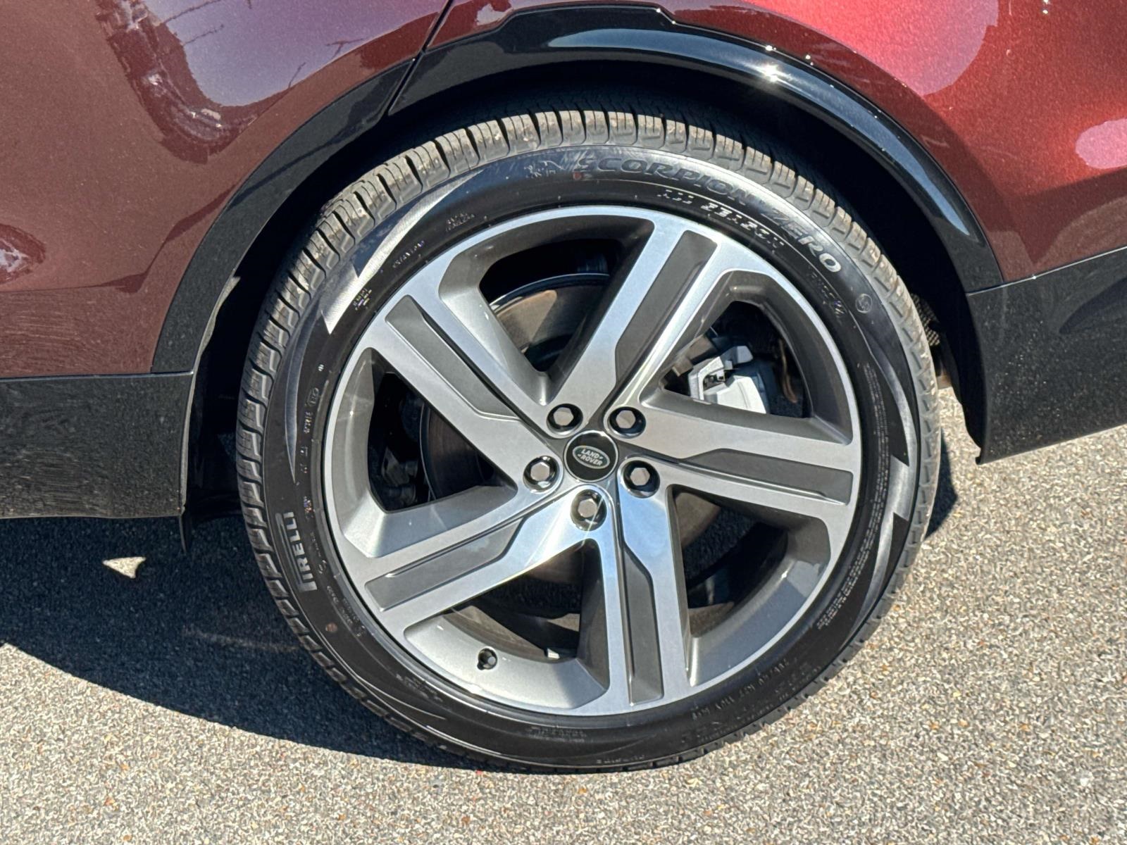 2026 Land Rover Discovery photo 3