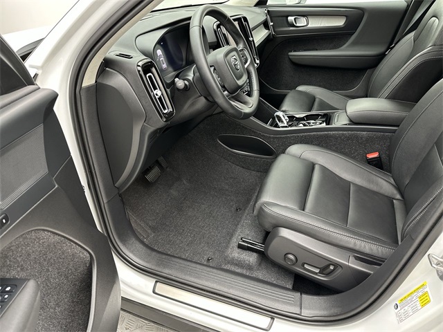 2025 Volvo XC40 Plus photo 3