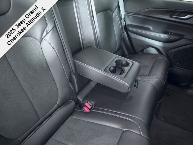 2025 Jeep Grand Cherokee Altitude photo 25