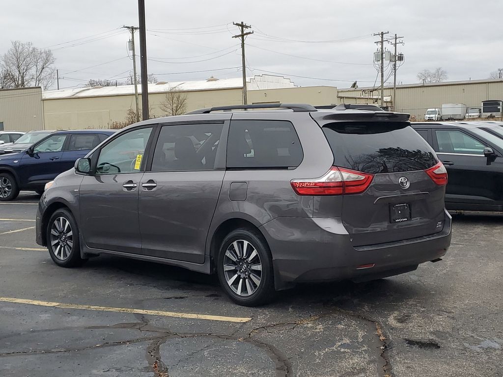 2019 Toyota Sienna Limited XLE Premium photo 3