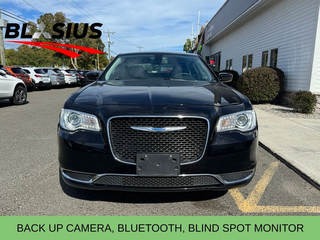 2022 Chrysler 300 Touring photo 2