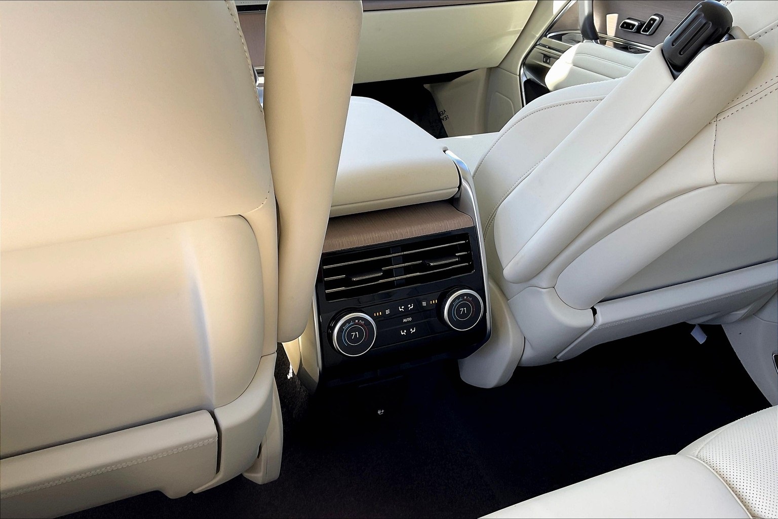 2025 Land Rover Range Rover SE photo 15