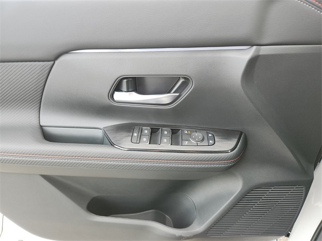 2025 Nissan Kicks SR photo 16