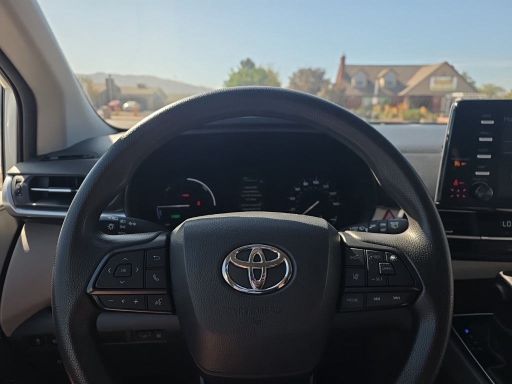 2023 Toyota Sienna LE photo 18