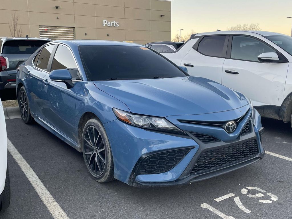 2023 Toyota Camry SE's photo