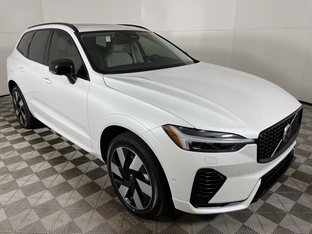 2025 Volvo XC60 T8 Plus photo 2