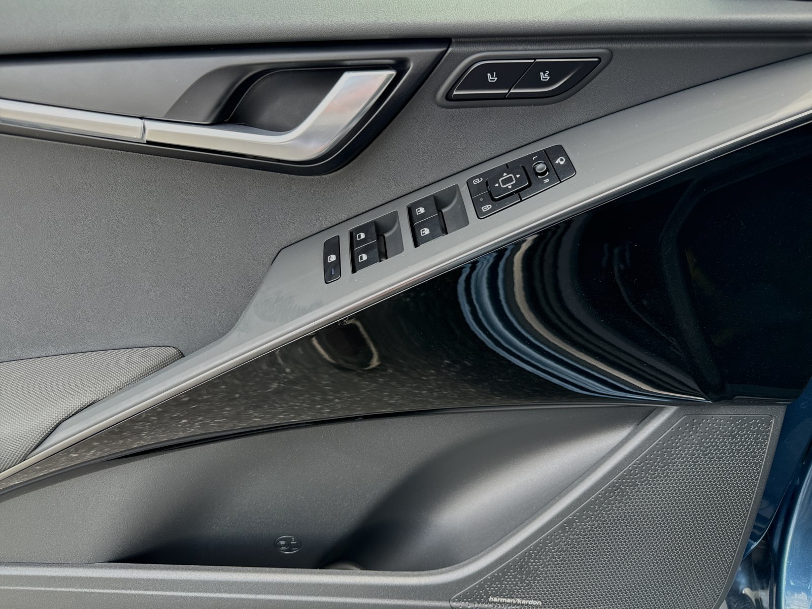 2025 Kia Niro SX Touring photo 10
