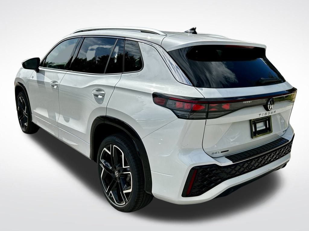 2026 Volkswagen Tiguan SEL R-Line photo 4