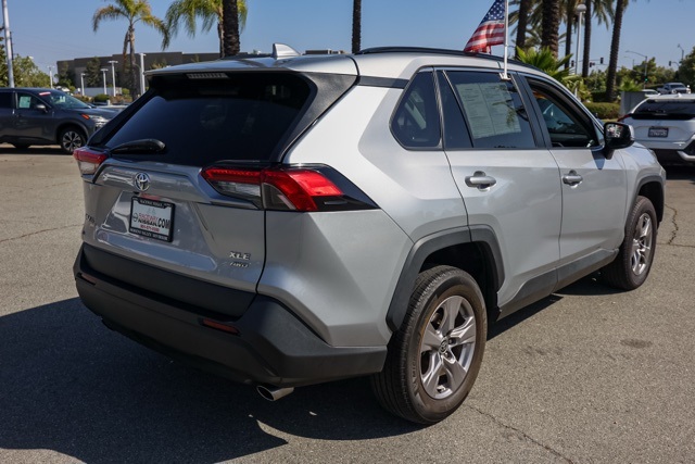 2022 Toyota RAV4 XLE photo 3