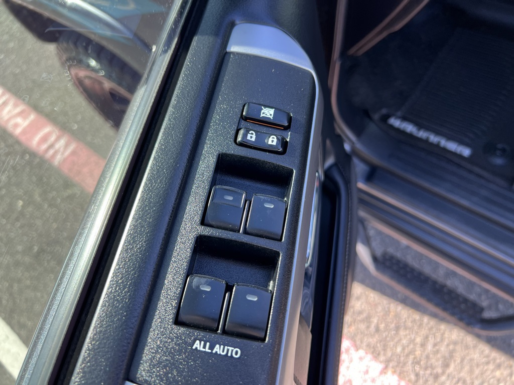 2018 Toyota 4Runner SR5 photo 10