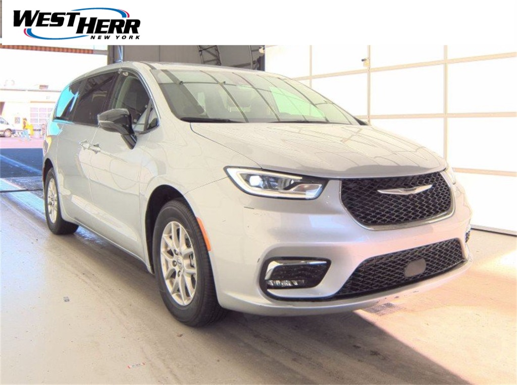 2024 Chrysler Pacifica Touring L's photo