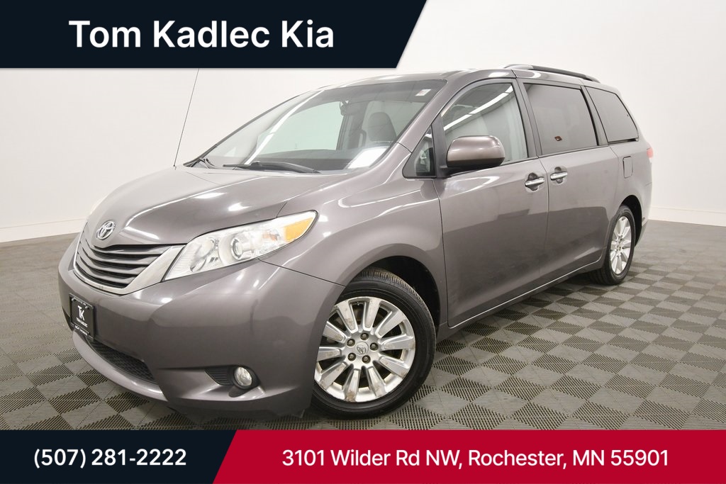 2014 Toyota Sienna XLE's photo