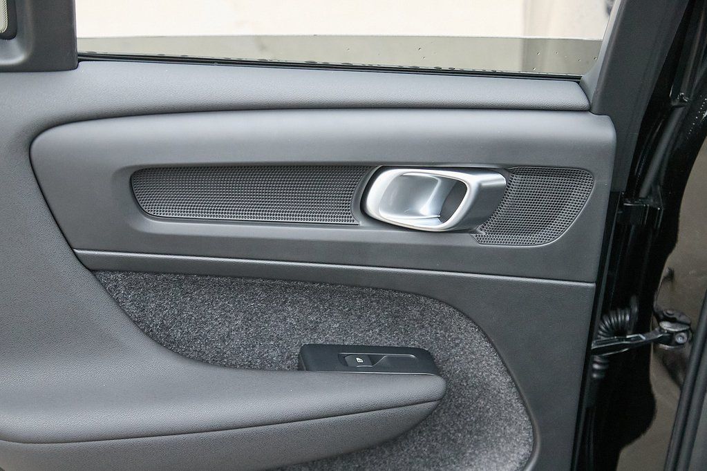 2026 VOLVO XC40 - Image 16