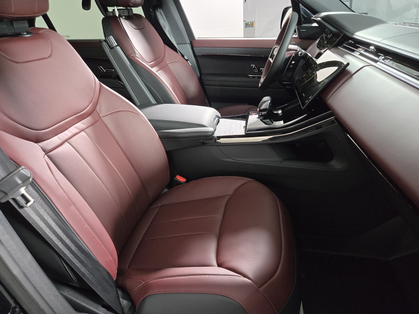 2025 Land Rover Range Rover Sport SE photo 14