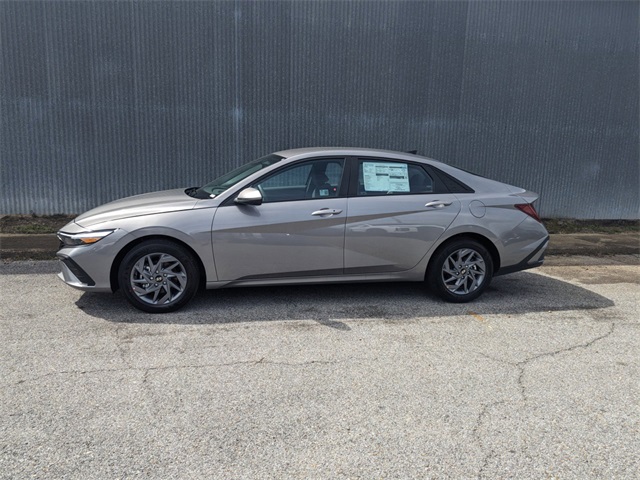 2024 Hyundai Elantra SEL Convenience photo 2
