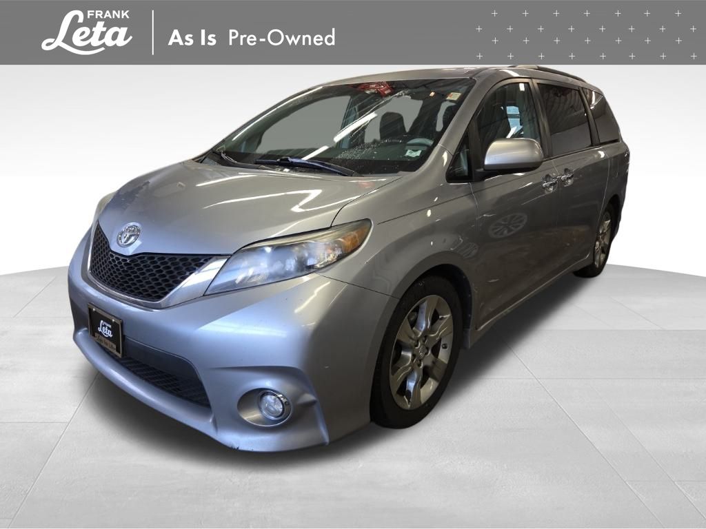 2013 Toyota Sienna SE's photo