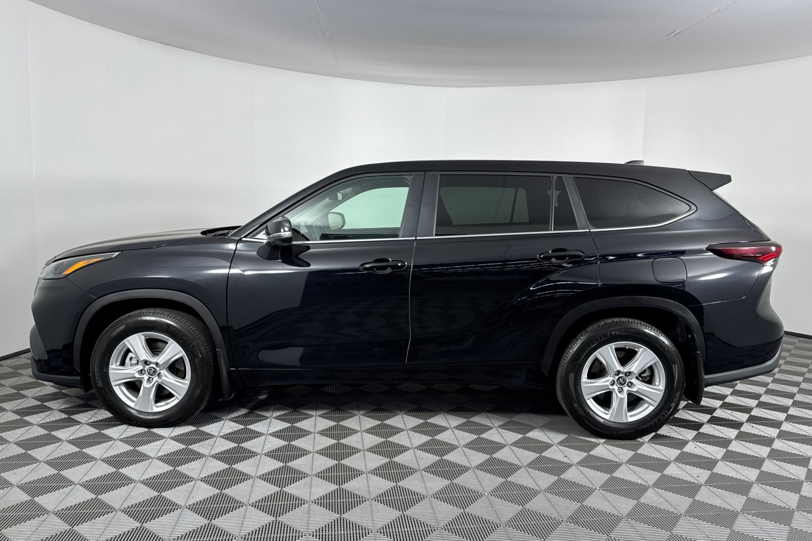 2024 Toyota Highlander LE photo 6