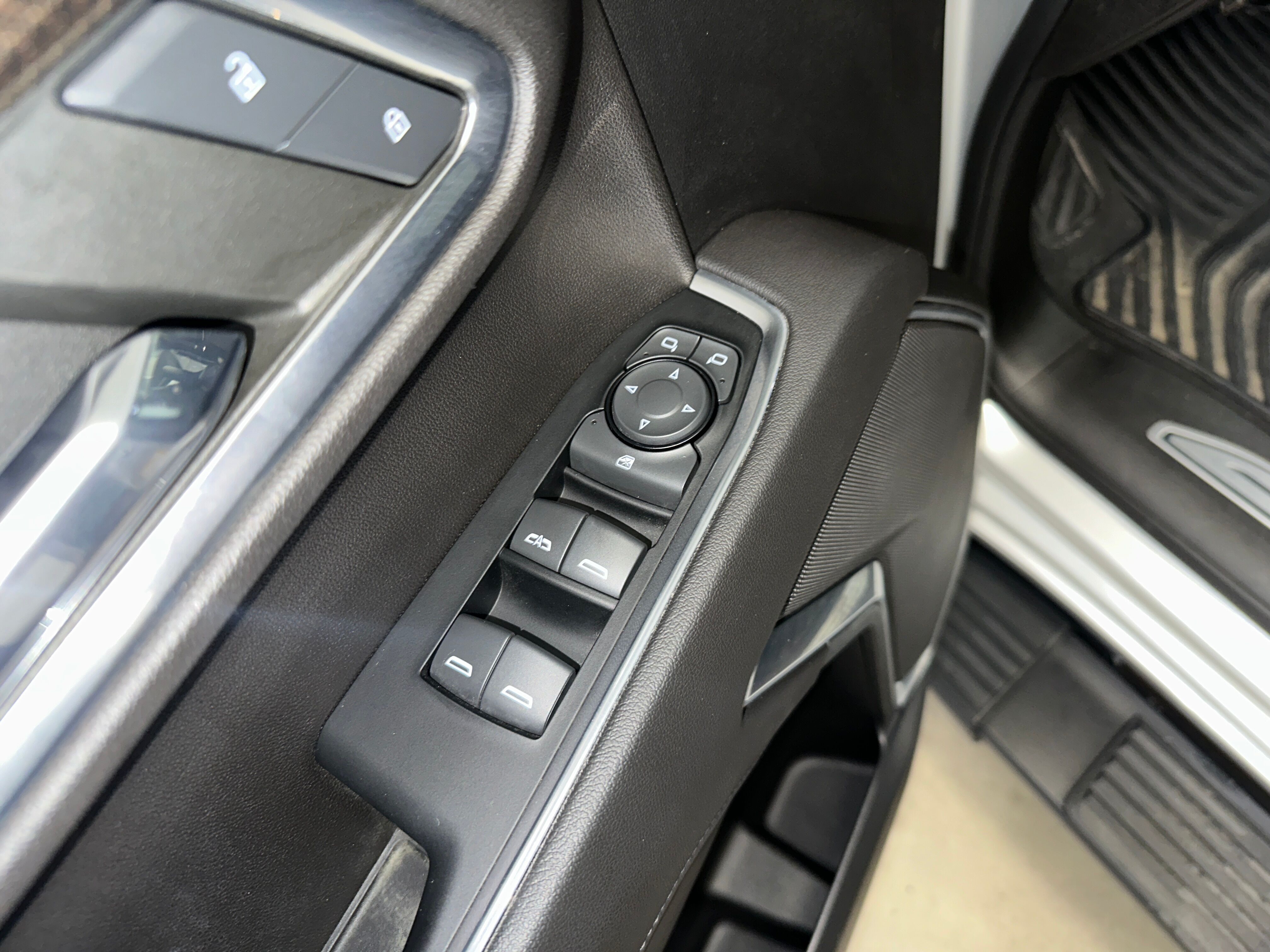 2022 Chevrolet Silverado 1500 LT photo 2