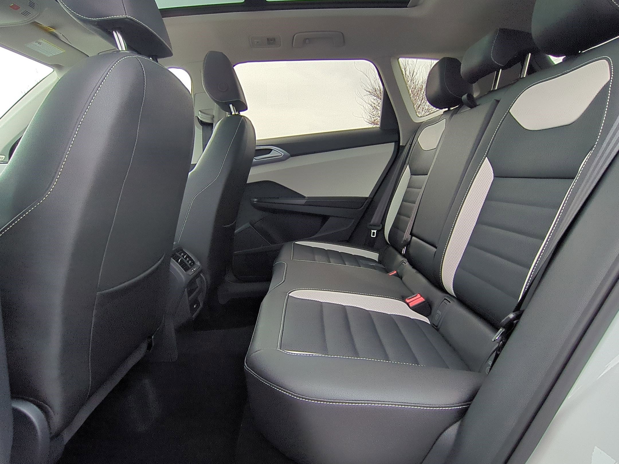 2025 Volkswagen Taos SEL photo 17
