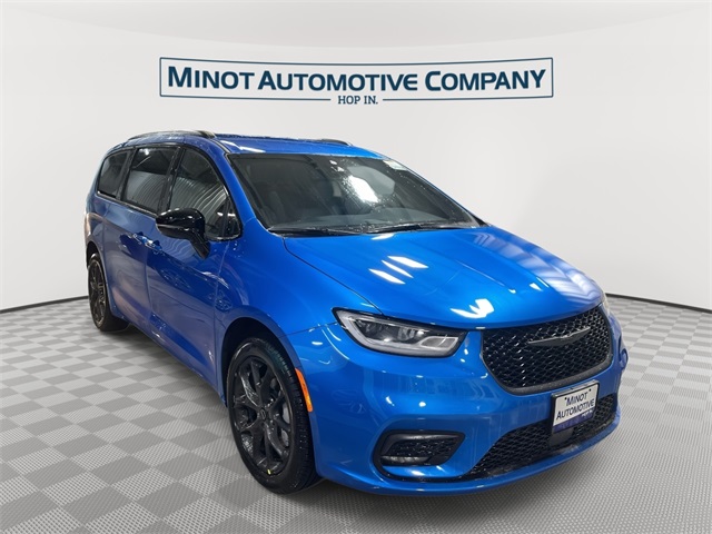 2026 Chrysler Pacifica Select's photo