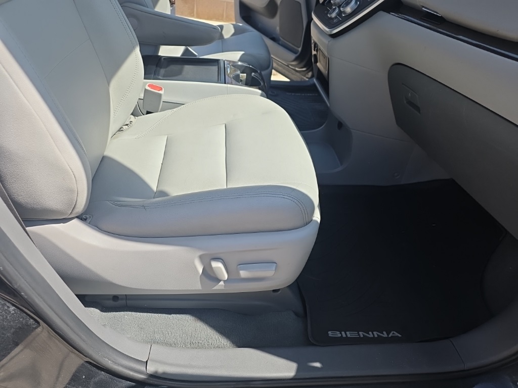 2020 Toyota Sienna XLE photo 16