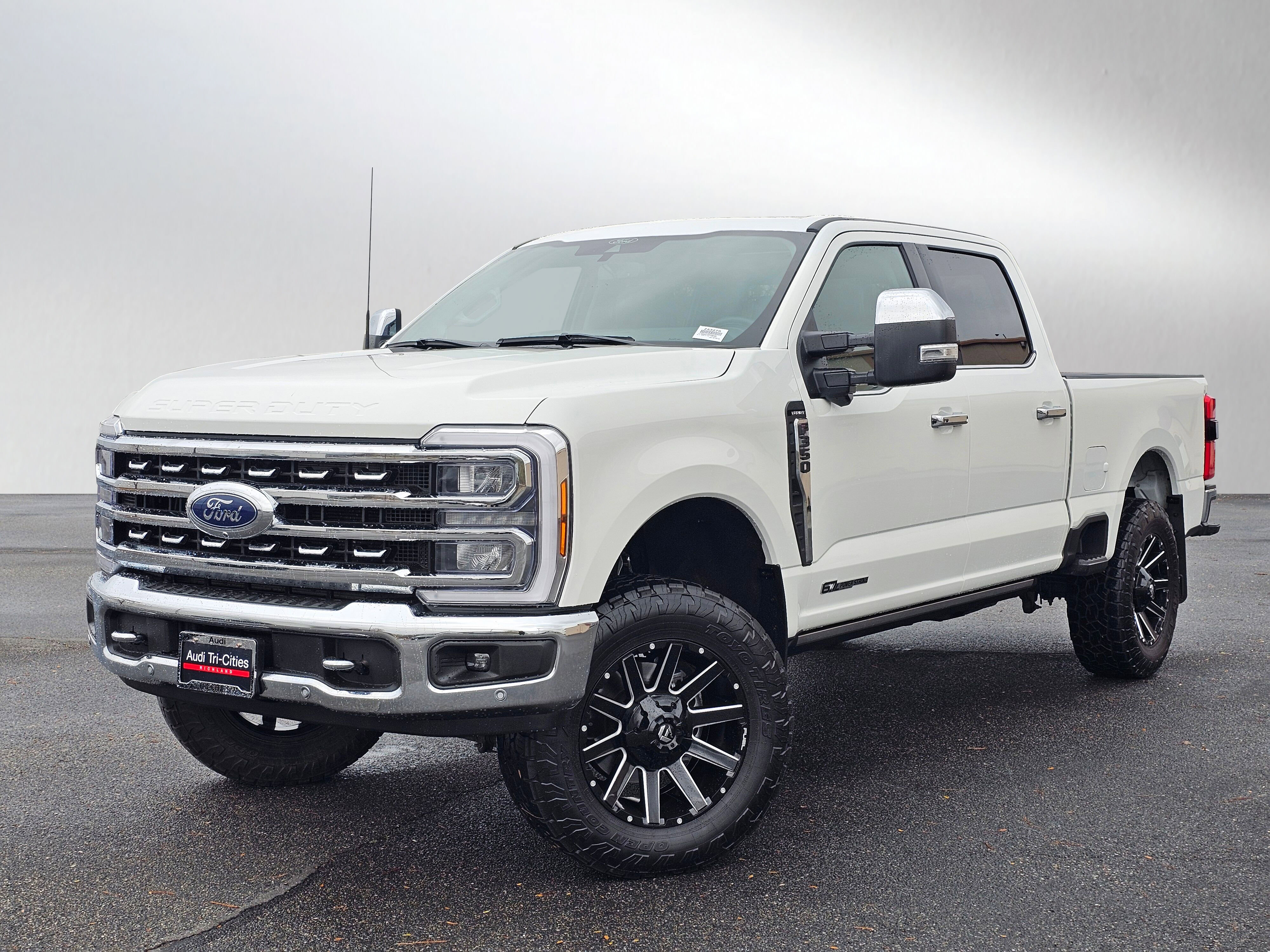 2024 Ford F-350 Super Duty Lariat's photo