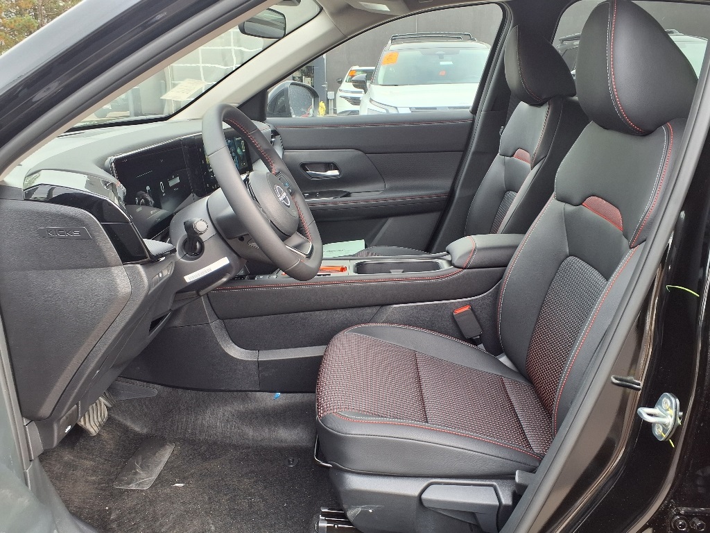 2026 Nissan Kicks SR photo 4